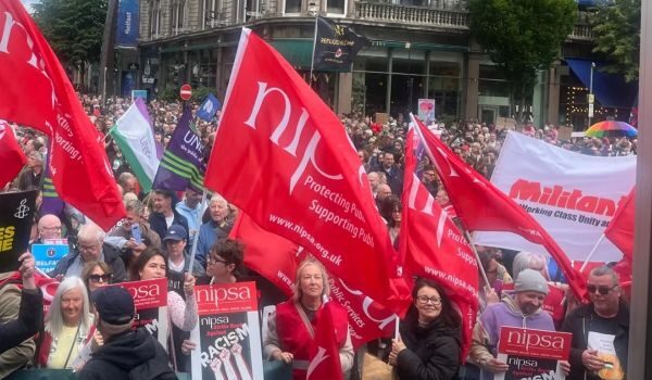 Miles de trabajadores y jóvenes se manifiestan en Belfast contra los ataques racistas y de extrema derecha