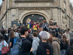 Francia estalla en revuelta juvenil y huelgas