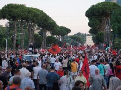 Protestas masivas sacuden Albania
